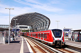 Eine S-Bahn der Baureihe 490 im Bahnhof Elbbrücken in Hamburg