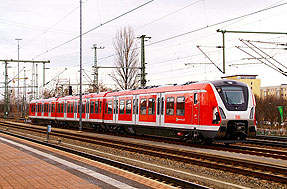 Eine Hamburger S-Bahn der Baureihe 490 in Dresden Hbf