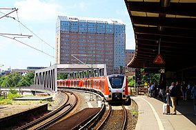Eine S-Bahn der Baureihe 490 im Bahnhof Berliner Tor