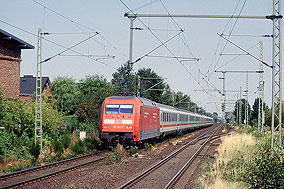 Eine Lok der Baureihe 101 im Bahnhof Dauenhof