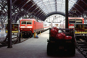 Eine Lok der Baureihe 120 in Leipzig Hbf