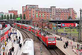 Die DB Baureihe 120.2 im Hamburger Hbf mit einem RE nach Schwerin Hbf