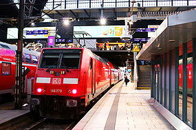 Eine Lok der Baureihe 146 in Hamburg Hbf