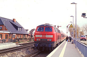 Eine Lok der Baureihe 218 im Bahnhof Klanxbüll