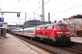 Die 218 463-8 mit einem IC nach Westerland im Bahnhof Hamburg-Altona