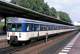Der 471 010 der Hamburger S-Bahn im Bahnhof Hamburg Hasselbrook