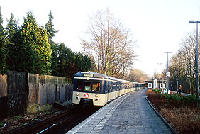 Eine S-Bahn der Baureihe 471 im Bahnhof Hamburg Hochkamp