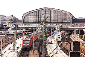 Eine Lok der Baureihe 112 im Hamburger Hauptbahnhof