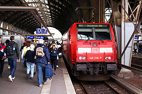 Eine Lok der Baureihe 146 in Bremen Hbf