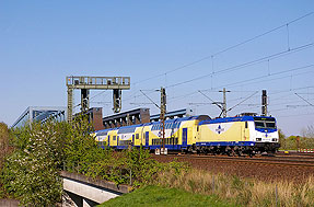 Ein Metronom von Hamburg nach Uelzen auf den Süderelbbrücken in Hamburg