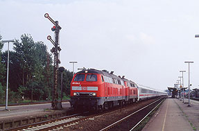 Zwei Loks der Baureihe 218 im Bahnhof Niebüll