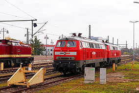 Eine Lok der Baureihe 218 in Dresden Hbf mit einer Lok der Baureihe 225