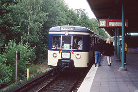 Der 471 004 der Hamburger S-Bahn im Bahnhof Hamburg-Bahrenfeld