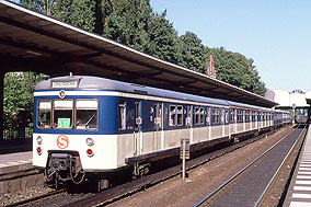 Eine S-Bahn der Baureihe 471 im Bahnhof Hasselbrook