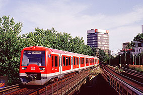 Eine S-Bahn der Baureihe 474 im Bahnhof Hamburg Dammtor