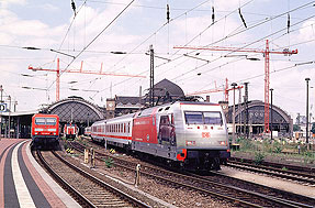 Eine Lok der Baureihe 101 in Dresden Hbf