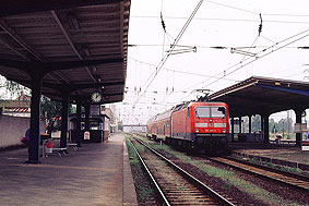 Die 143 867-0 im Bahnhof Falkenberg (Elster)