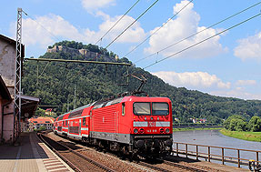 Eine Lok der Baureihe 143 im Bahnhof Königstein in der Sächsischen Schweiz