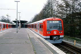 Eine S-Bahn der Baureihe 474 im Bahnhof Bahrenfeld