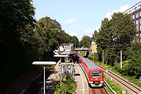 Eine S-Bahn der Baureihe 474 im Bahnhof Hamburg Wandsbeker Chaussee