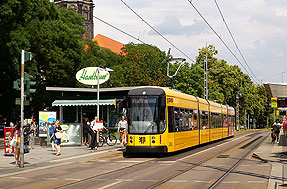 Die Straßenbahn in Dresden an der Haltestelle Prager Straße