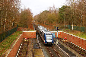 Ein AKN-Lint-Triebwagen im Mobilitätswechselbahnhof Norderstedt Mitte