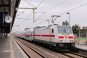 Die 146 574-9 mit einem IC in Magdeburg Hbf