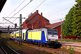 Die Metronom-Lok 146-01 im Bahnhof Hamburg-Harburg