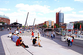 Am Baumwall in Hamburg beginnt die Jan-Fedder-Promenade und die Elbpromenade