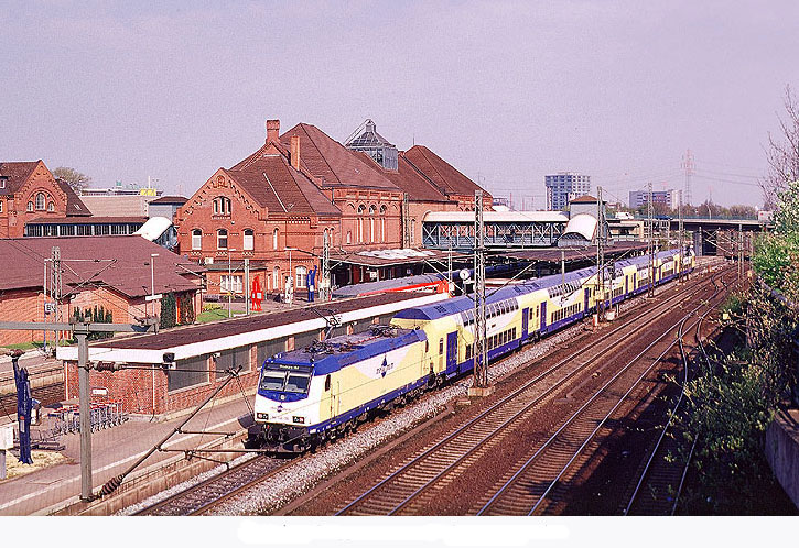Bahnhof Hamburg-Harburg mit einem Metronom