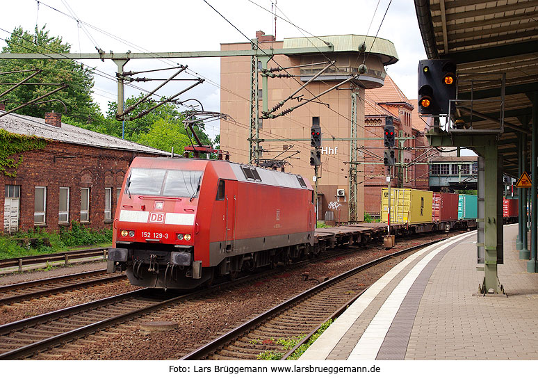 Ein Containerzug aus dem Hamburger Hafen kommend mit der Baureihe 152