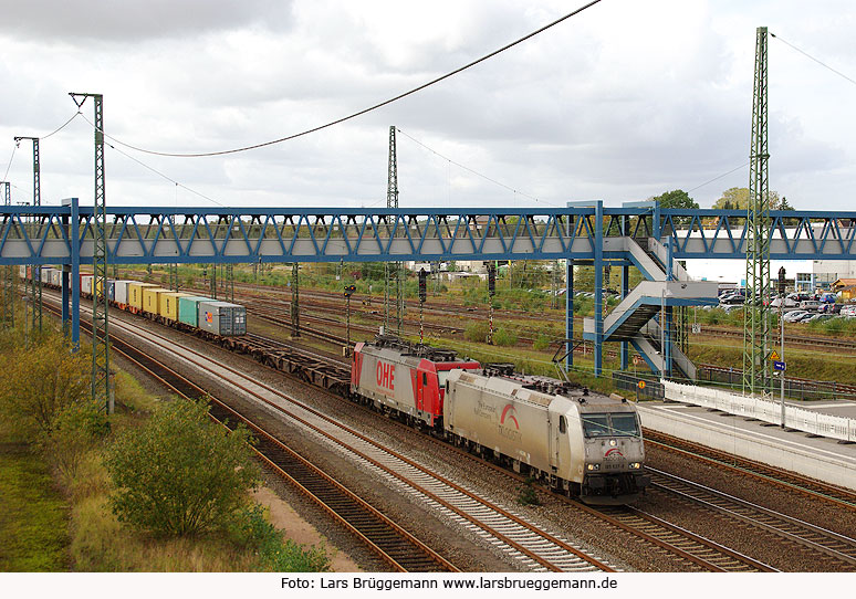 Containerzug mit zwei Traxx-Loks der Baureihe 185 von TXL und der OHE