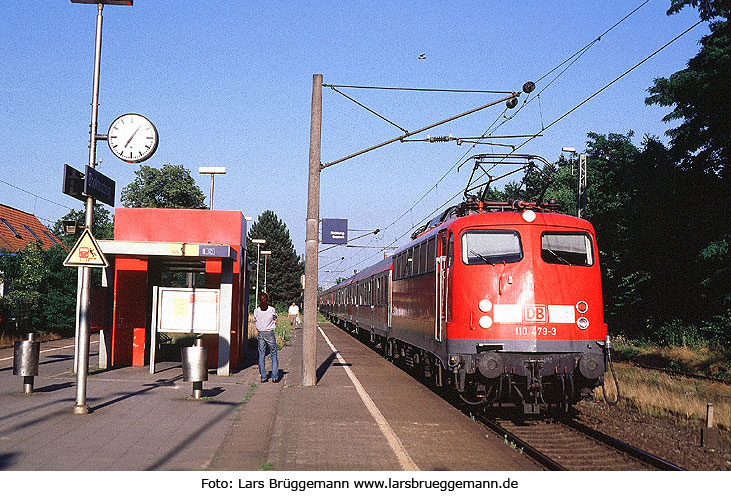 Eine Lok der Baureihe 110 im Bahnhof Bookholzberg