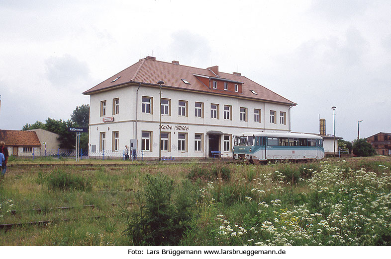 Eine Ferkeltaxe vor dem Bahnhof Kalbe an der Milde