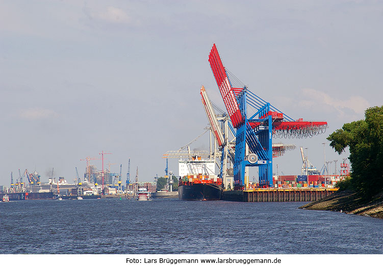 Der Hamburger Hafen mit dem HHLA Terminal Burchardkai