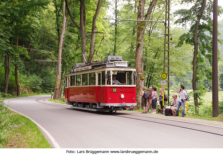 Die Kirnitzschtalbahn an der Haltestelle Forsthaus - der Wagen 9