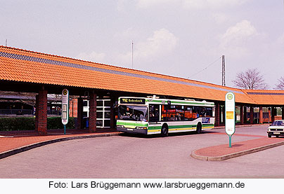 Ein VMR Bus vor dem Bahnhof von Minden