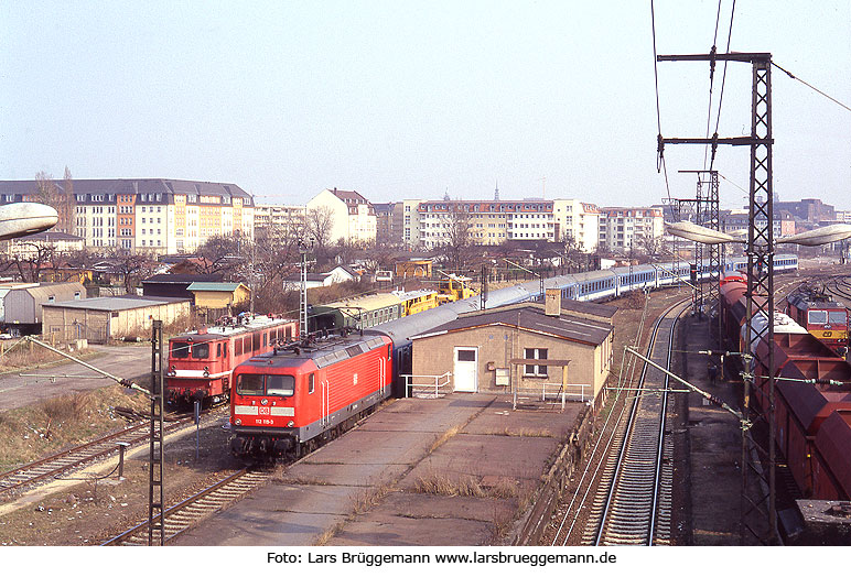 Eine Lok der Baureihe 112 im Bahnhof Dresden-Friedrichstadt