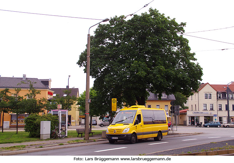 Dresden Buslinie 79 an der Straßenbahnhaltestelle Mickten