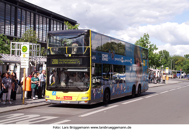 Berliner Doppeldeckerbus am Bahnhof Zoo