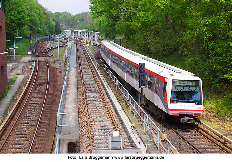 Ein DT4 der Hamburger Hochbahn