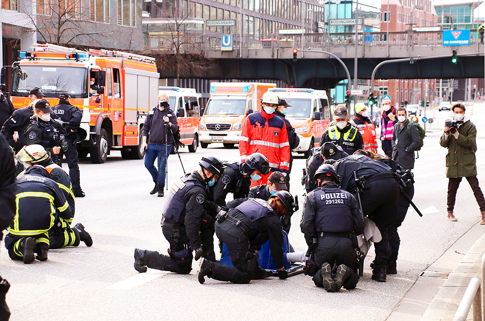 Eine Extinction Rebellion Straßenblockade in Hamburg auf der Willy-Brandt-Straße