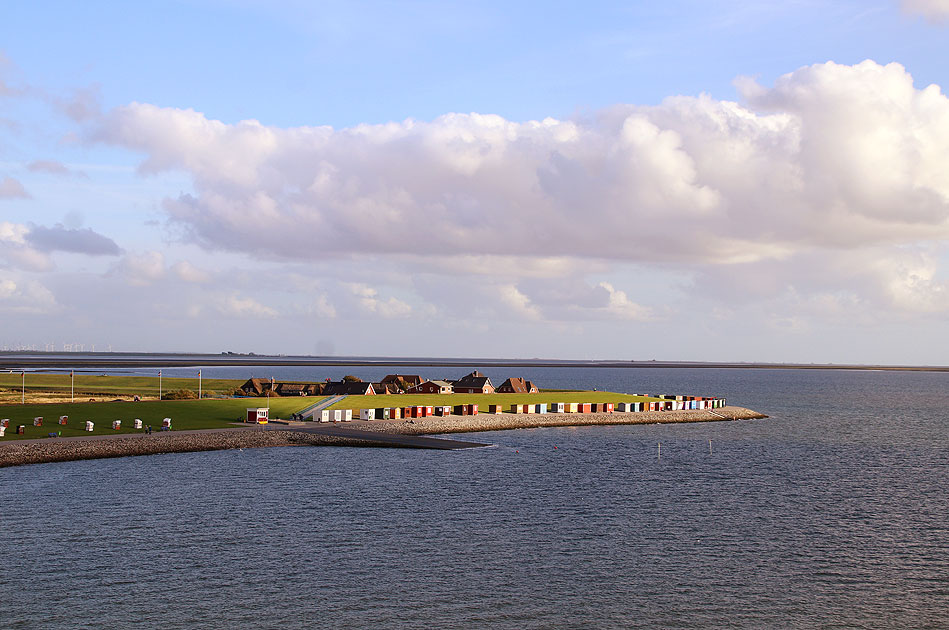 Dagebüll Hafen mit Deich und Strandbuden