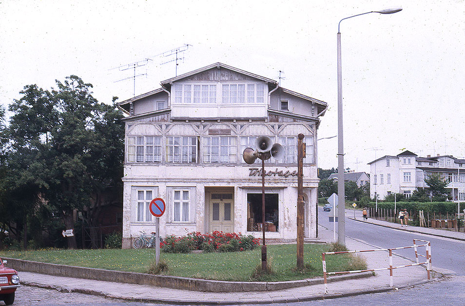 Ein Haus und eine Straßenecke in Göhren auf Rügen in der DDR