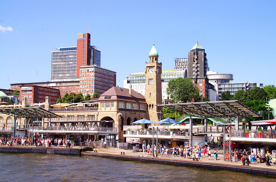 Hamburg Reiseführer und Tourismus: Die Landungsbrücken in Hamburg mit dem Hotel Hafen Hamburg