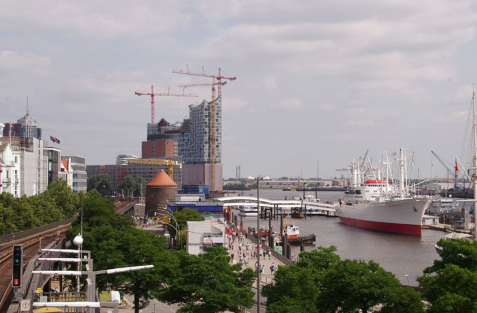 Die Landungsbrücken in Hamburg mit der Cap San Diego und Überseebrücke