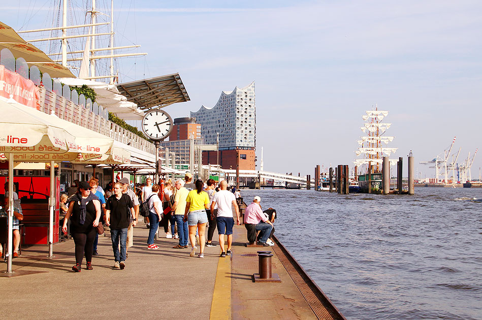 Die Landungsbrücken in Hamburg mit der Elbphilharmonie