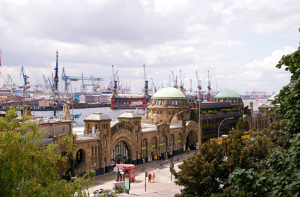 Die Landungsbrücken in Hamburg mit dem Abfertigungsgebäude