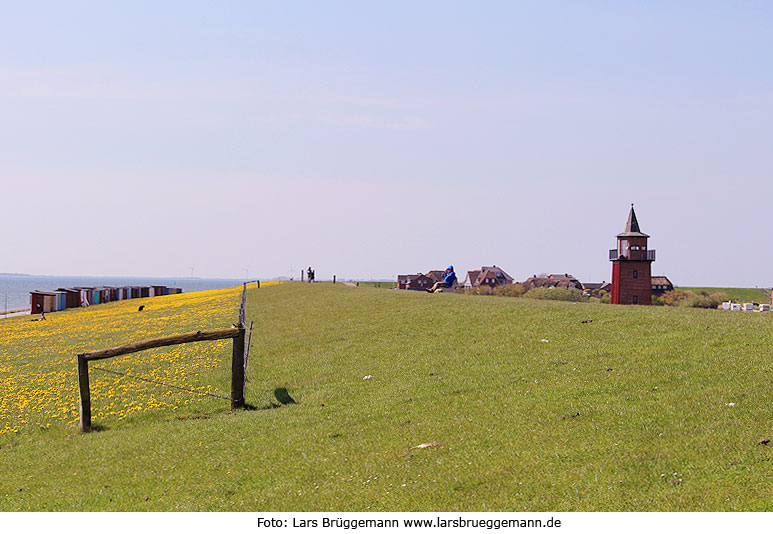 Auf dem Deich in Dagebüll - rechts der Leuchtturm