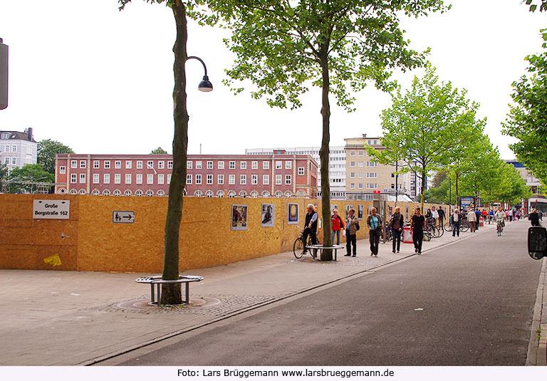 Die Große Bergstraße in Hamburg-Altona mit dem im Bau befindlichen Ikea-Möbelhaus